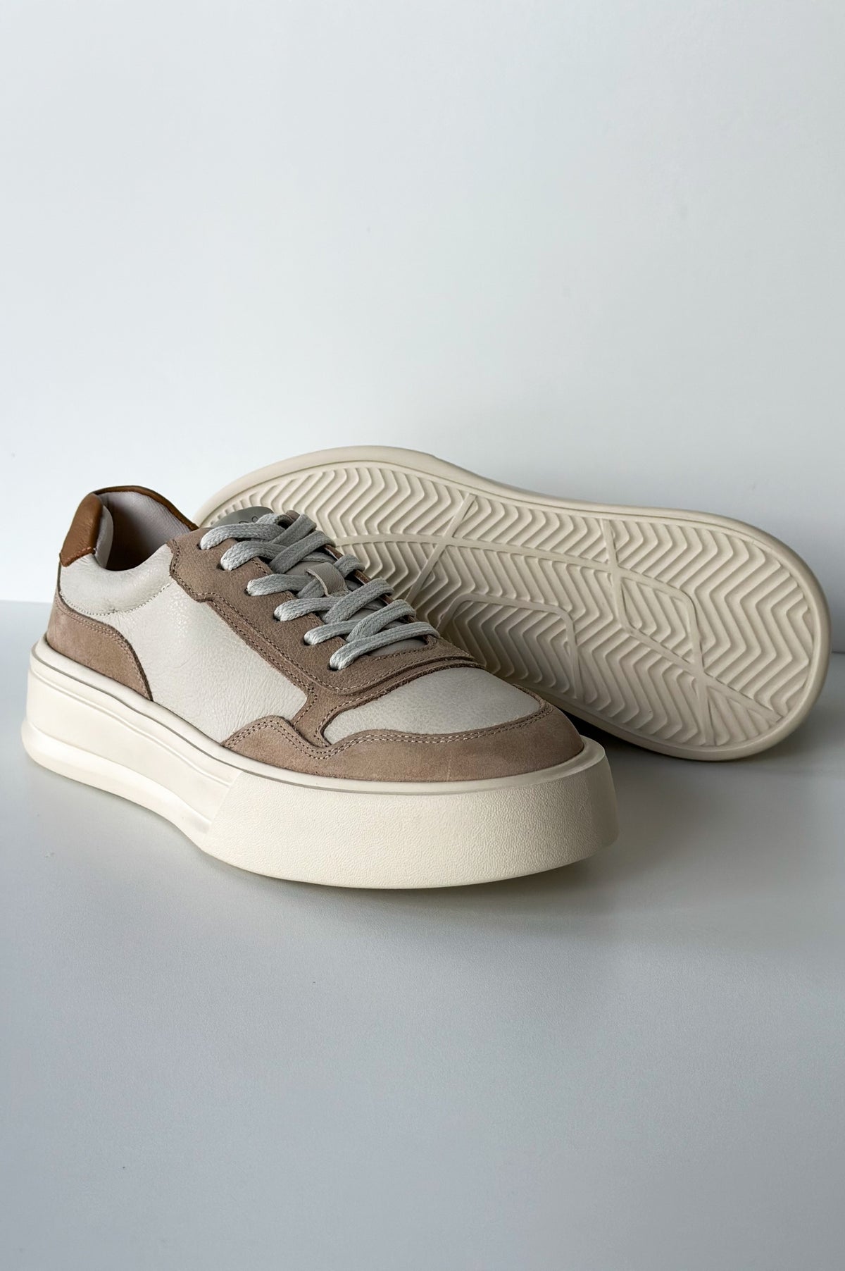 Sneaker Users Sand Wave
