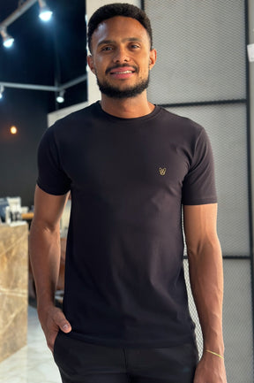 Camiseta Essencial Algodão Egípcio Preto c/ Dourado