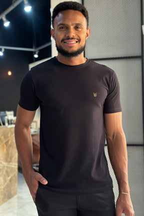 Camiseta Essencial Algodão Egípcio Preto c/ Dourado
