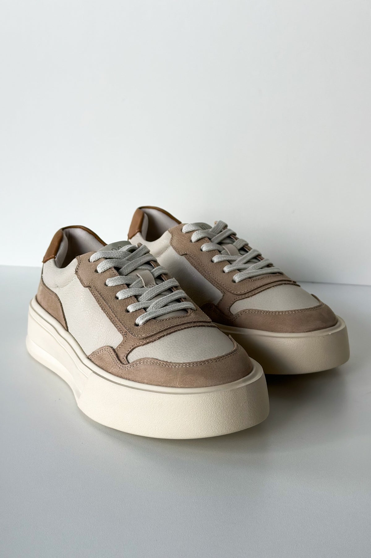 Sneaker Users Sand Wave