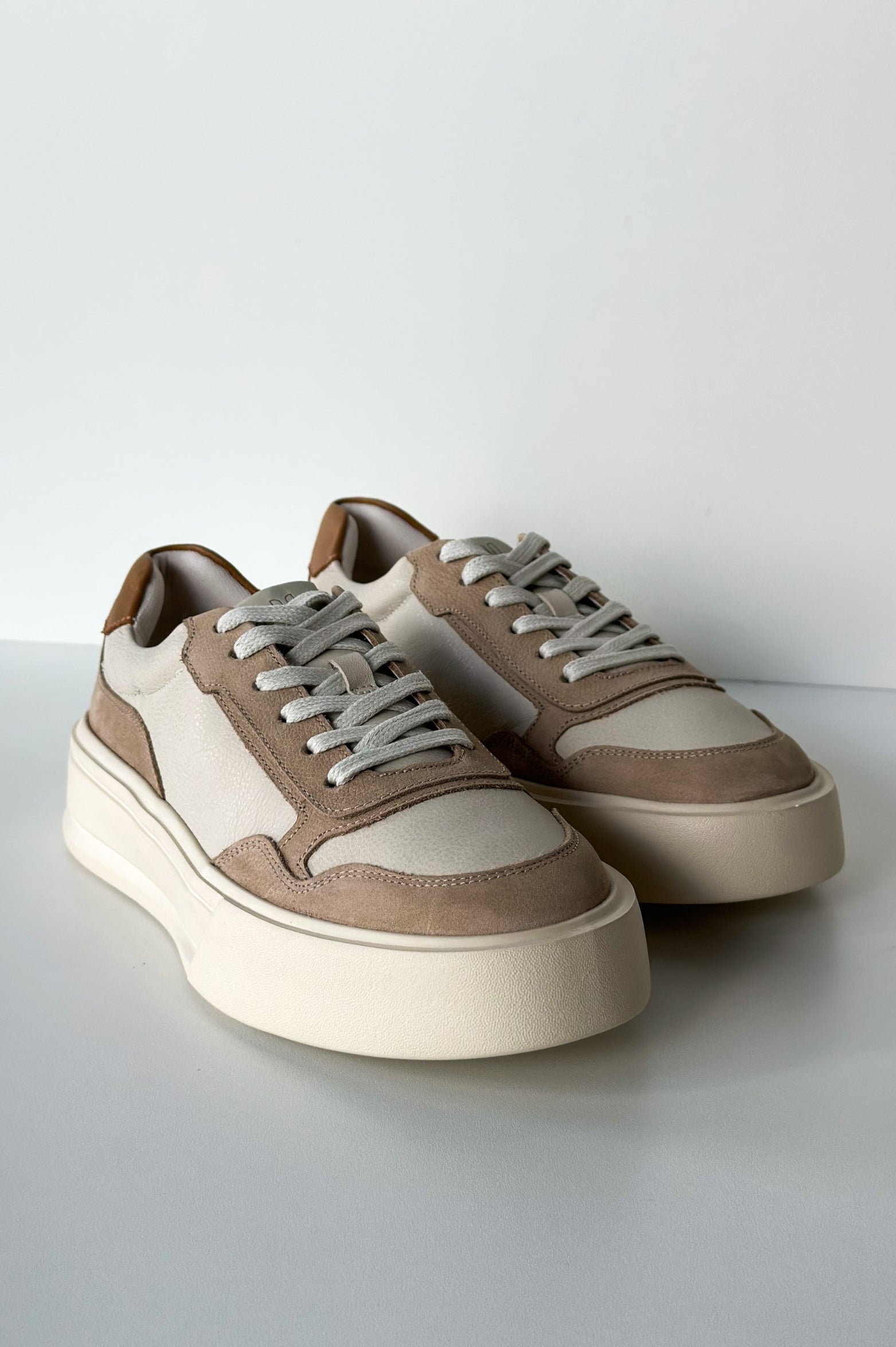 Sneaker Users Sand Wave