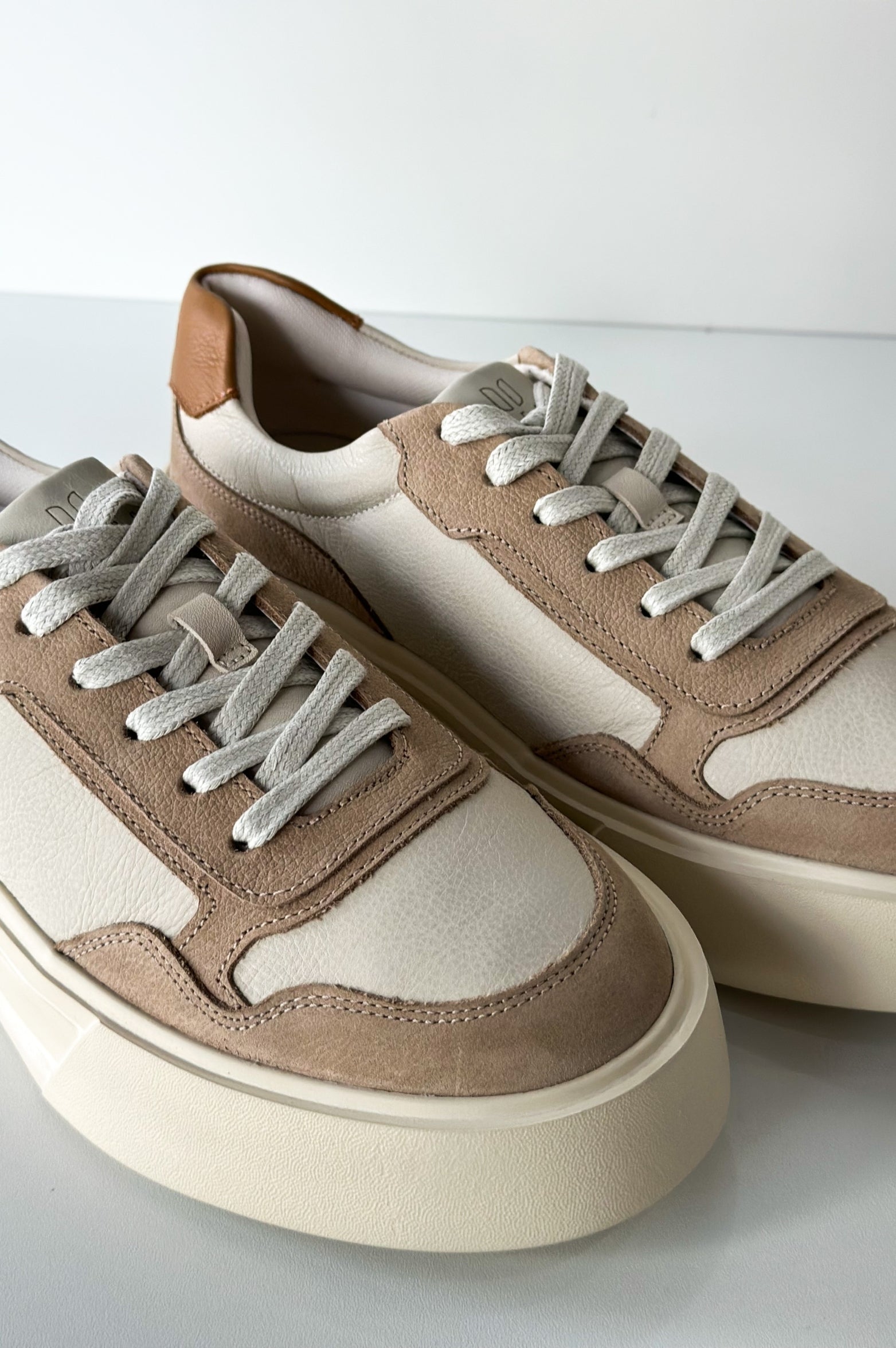 Sneaker Users Sand Wave