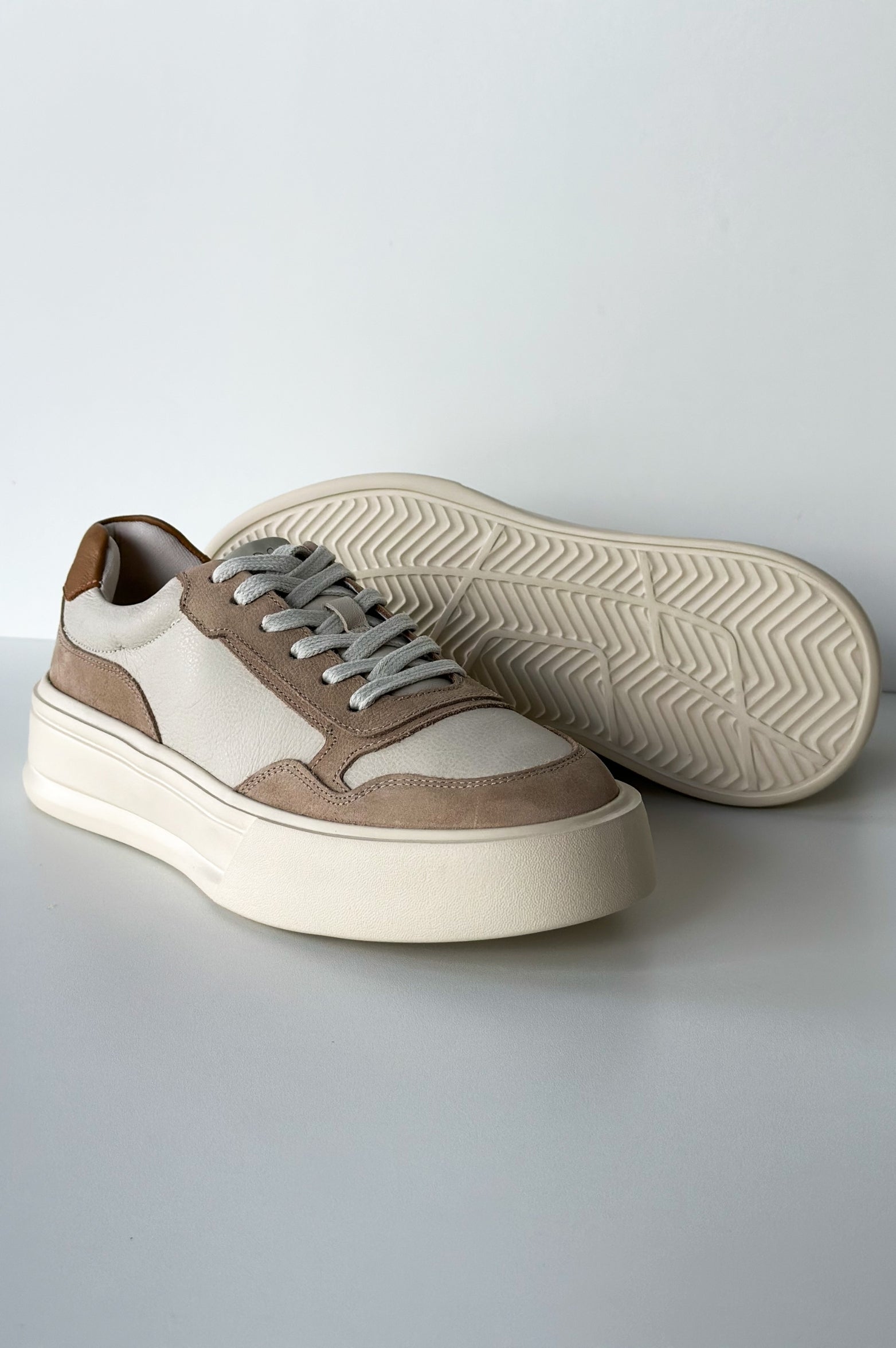 Sneaker Users Sand Wave