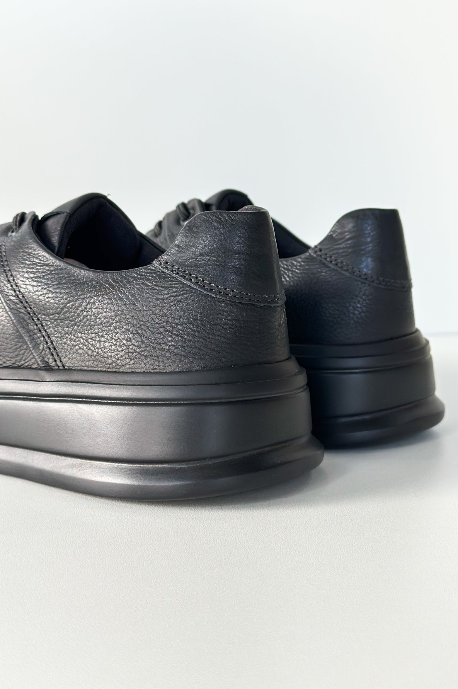 Sneaker Users Essential All Black