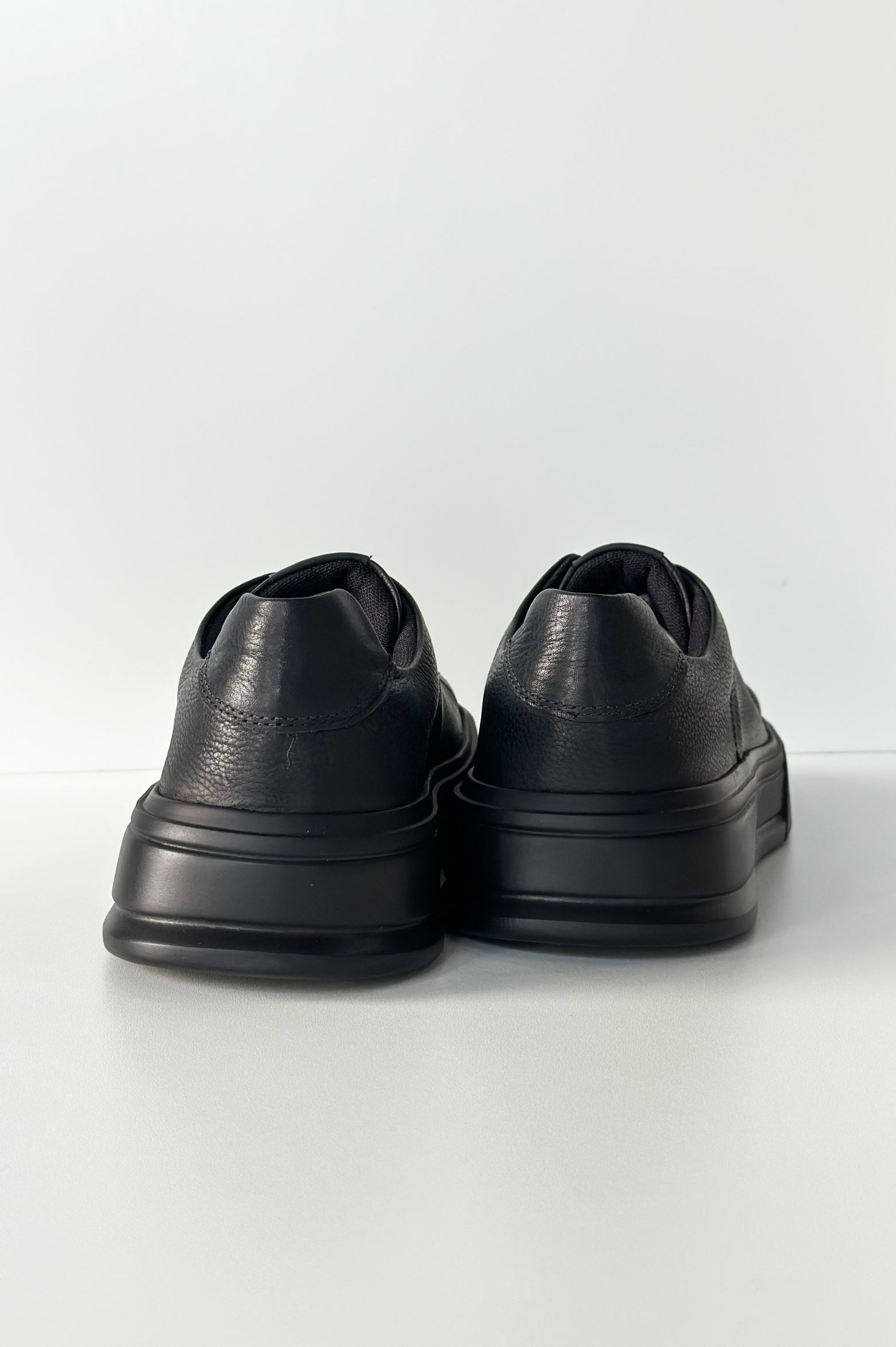 Sneaker Users Essential All Black